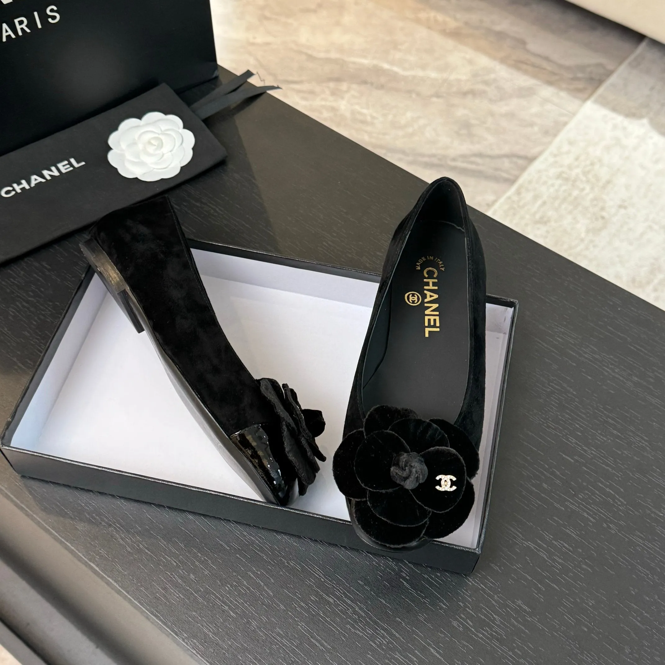 BALLET FLATS IN BLACK SUEDE WITH CAMELLIA