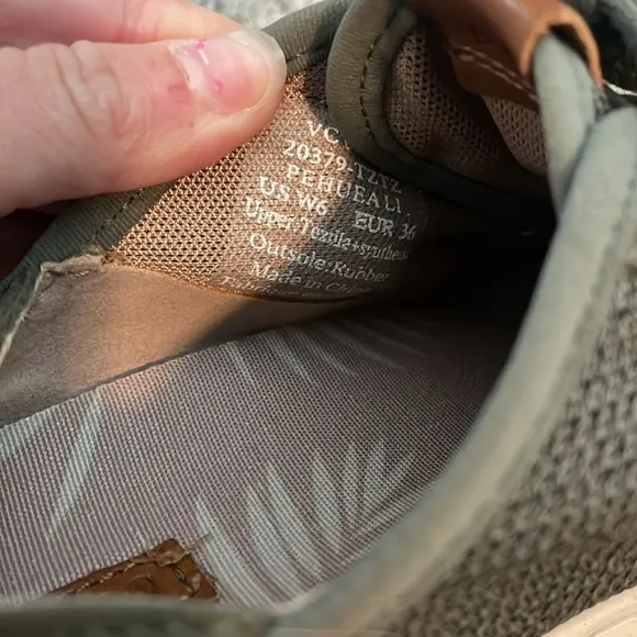 OluKai Sneakers EUC