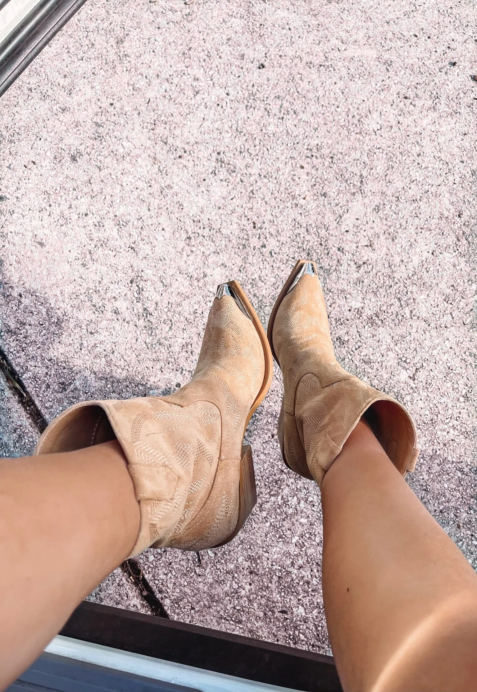 Utari - Tan Suede