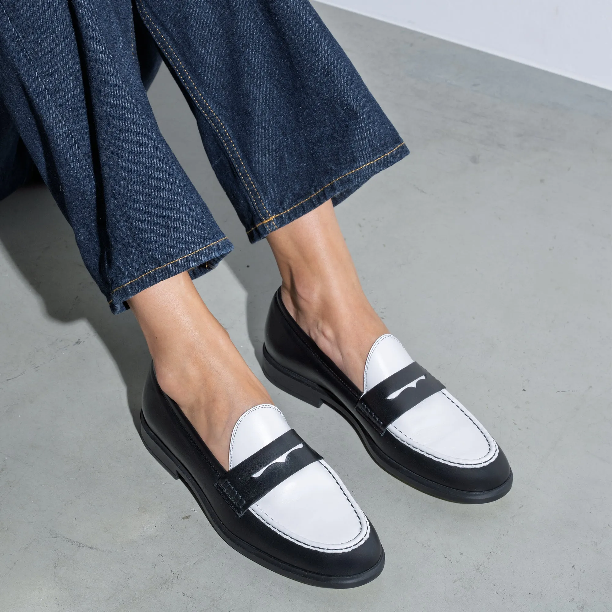 Vendôme Blandine black and white calfskin leather loafers