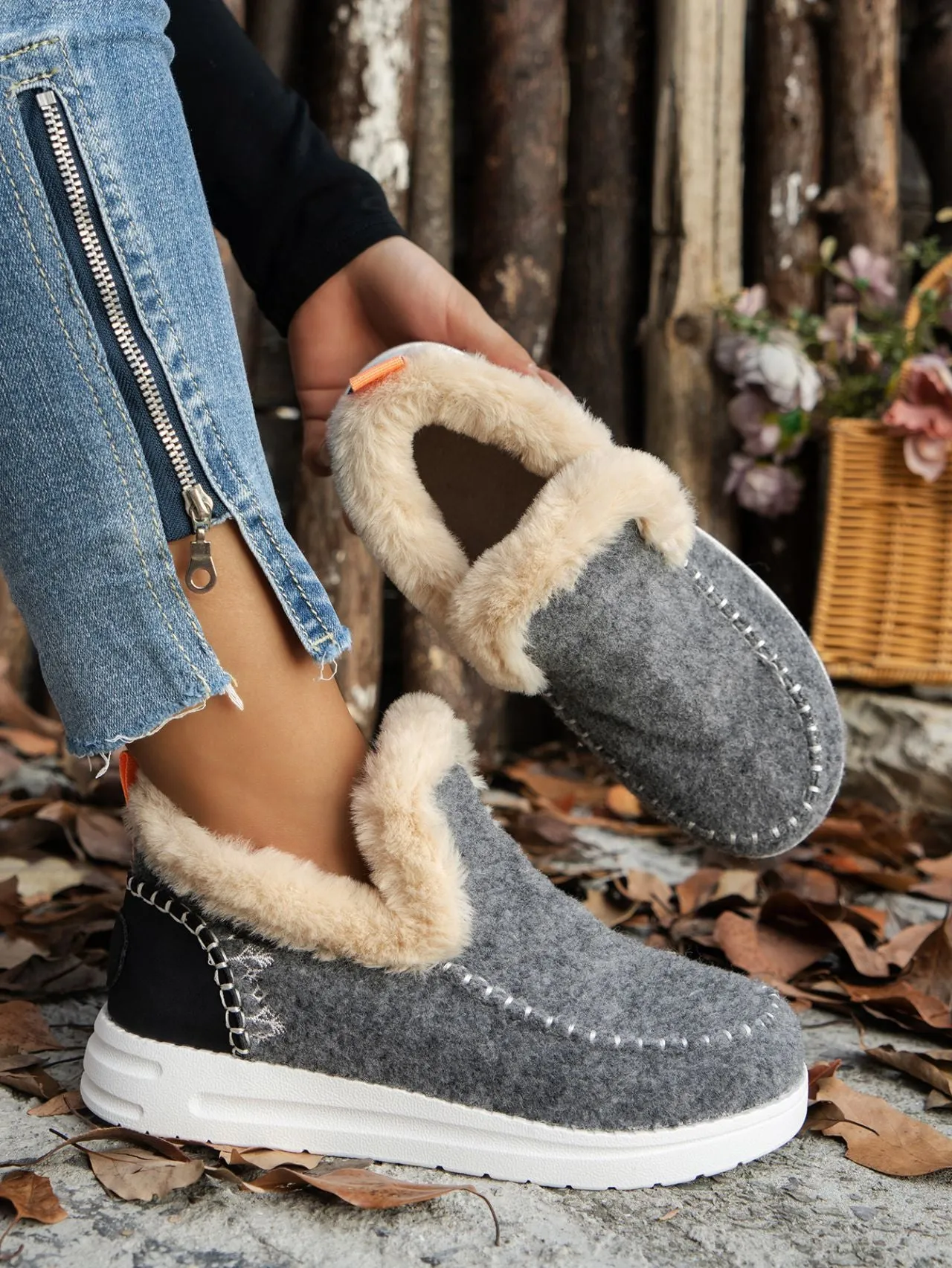 Women's Furry Suede Round Toe Flat Sneakers